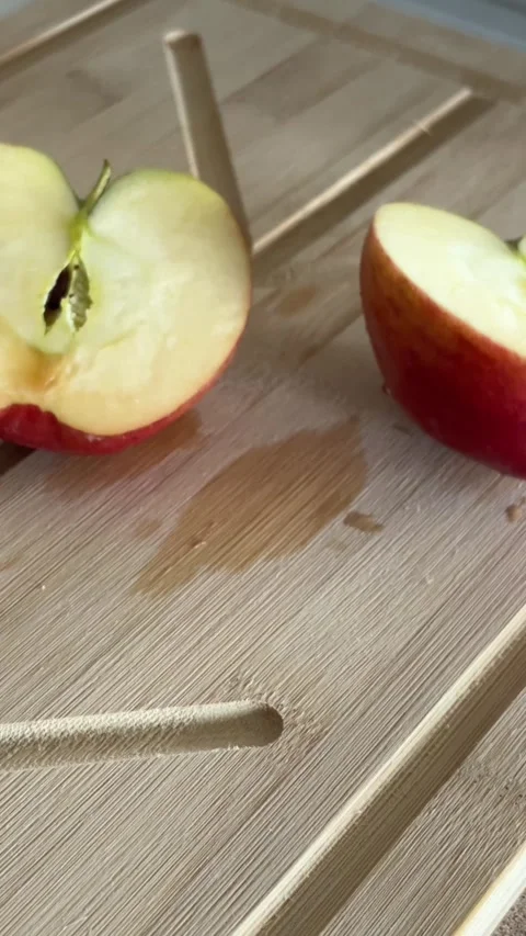 Slicing an apple on a cutting board Stock-Footage 312717826