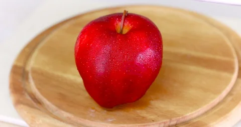 Slicing of the apple with knife 動画素材 114309387