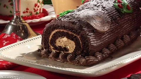 Slicing a B˚che de NoÎl (Yule log) Video stock 8574058