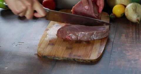 Slicing beef on plate Stockbeeldmateriaal 140140509