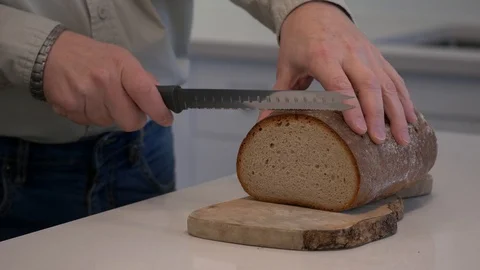 Slicing bread on a cutting board. Видео 86251362