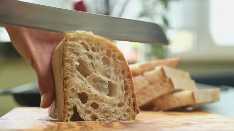 Slicing bread on a cutting board. Vídeos de archivo 169797439