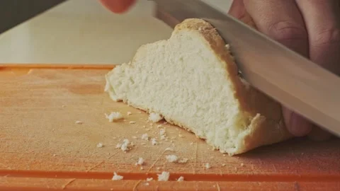 Slicing bread with a knife Vídeos de archivo 137656983