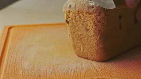 Slicing bread or muffin with a knife. 库存影片 137656001
