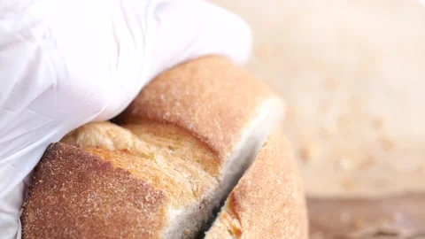 Slicing bread on a wooden background. Stock-Footage 150186763