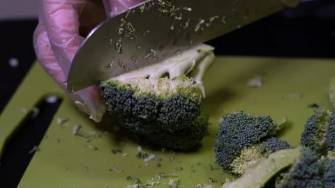 Slicing broccoli into half Stock Footage 111329350