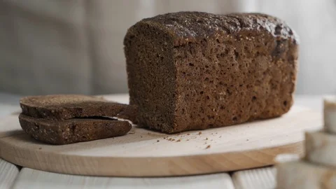 Slicing brown bread macro shot, cooking toasted bread, slow motion Stock-Footage 123157562