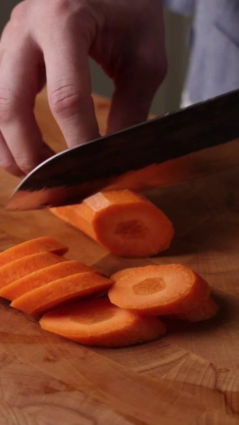 Slicing Carrot Into Thick Rounds Front View Vídeos de archivo 335868023