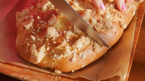 Slicing challah with crumble Stock Footage 125159637