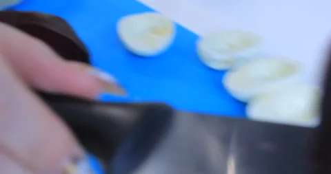 Slicing the cooking of boiled beets Video stock 145933230