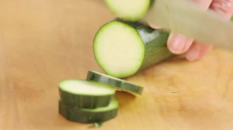 Slicing a courgette Stock-Footage 24664670