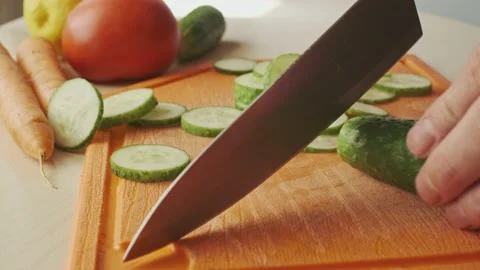 Slicing a cucumber. Vídeos de archivo 134555756
