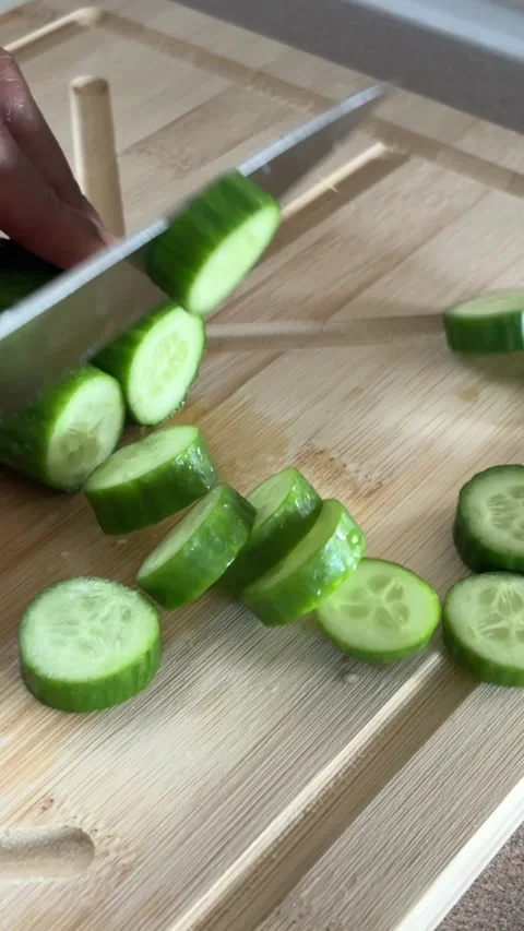 Slicing a cucumber Vídeo Stock 312717831