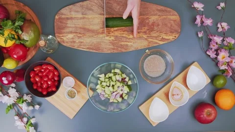 Slicing cucumber into vegetable salad Video stock 252191556