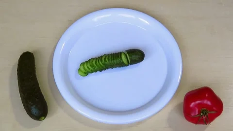 Slicing cucumbers and tomato time lapse 動画素材 134637068