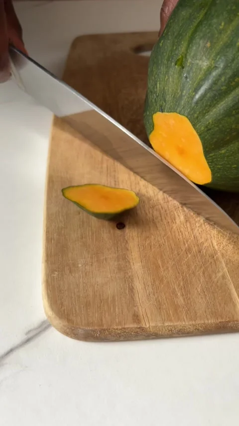 Slicing the end off an acorn squash Stock Footage 289689889