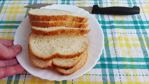 Slicing Fresh Bread: A Simple Guide to Perfect Cuts Vídeo Stock 311040906
