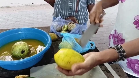 Slicing Fresh Mango for Traditional Sri Lankan Puja Offering 스톡 동영상 339059012