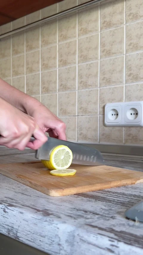 Slicing Fresh Yellow Lemon Close Up Vidéo 340340846
