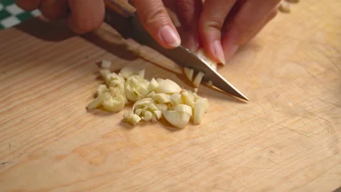 Slicing garlic in the kitchen close up Stock Footage 191624577