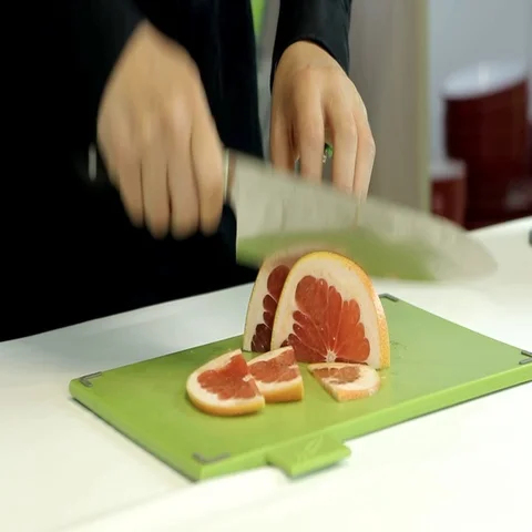 Slicing a grapefruit Vídeos de archivo 69609939