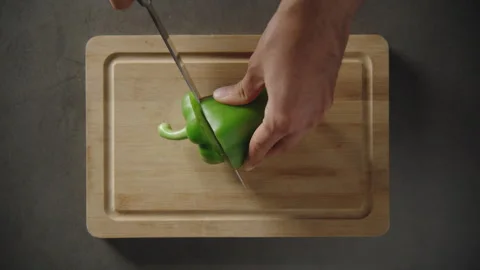 Slicing green pepper Vídeos de archivo 279964587