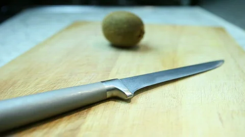 Slicing a Kiwi 库存影片 544554
