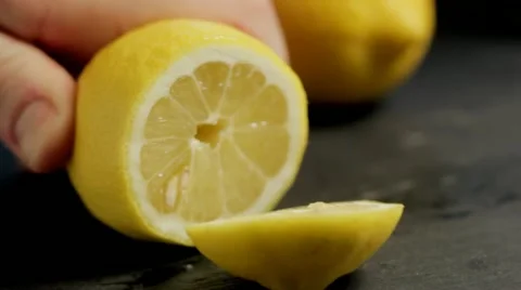 Slicing Lemon Stockbeeldmateriaal 12761263