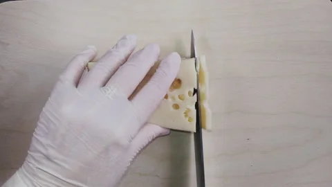 Slicing of maasdam cheese 库存影片 151721672