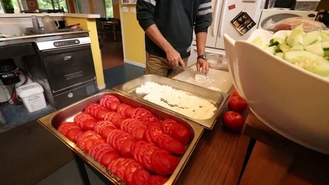 Slicing mozarella cheese and tomatoes 스톡 동영상 102401392