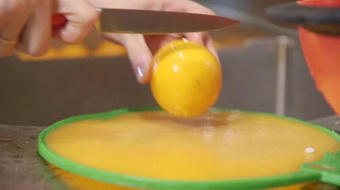 Slicing Oranges in the Kitchen Vidéo 62805870