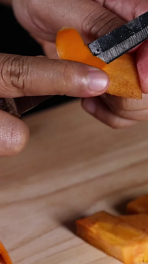 Slicing a Persimmon on Cutting Board Vídeos de archivo 304492880