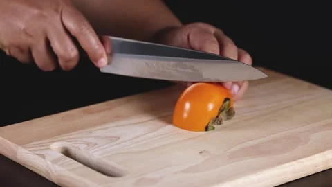 Slicing a Persimmon on Cutting Board Vídeo Stock 305540287