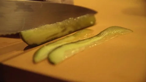 Slicing a Pickle Vídeo Stock 103231804
