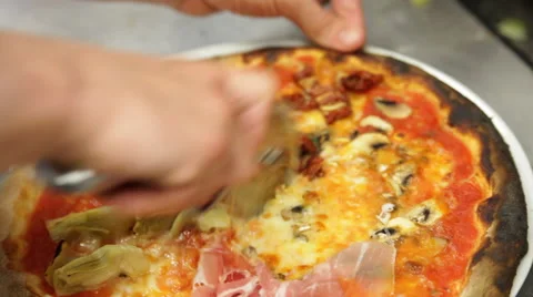 Slicing Pizza Stockbeeldmateriaal 42702379