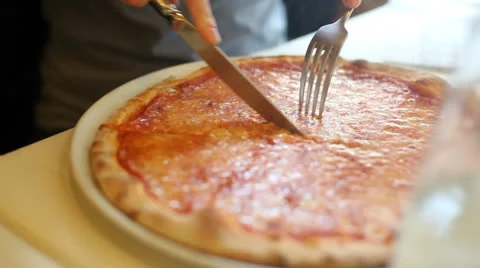 Slicing pizza on a plate Stock-Footage 23575873