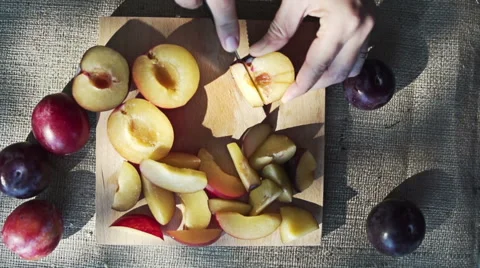 Slicing Plum, Slow Motion 動画素材 43321157