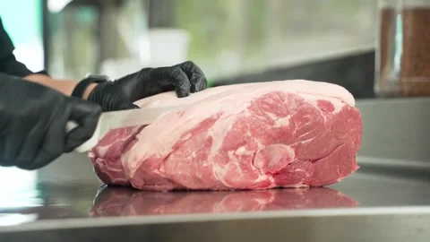 Slicing pork for BBQ 库存影片 345265874