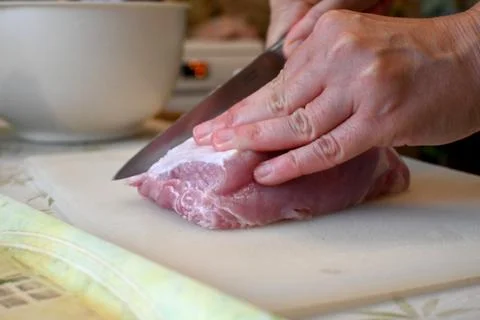 Slicing pork on a cutting board Stock-Fotos