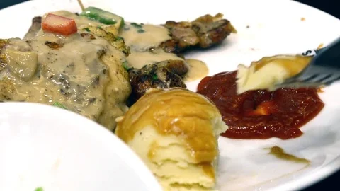 Slicing of potato in grilled steak Stock Footage 71354531
