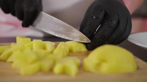 Slicing potatoes Video stock 268577564