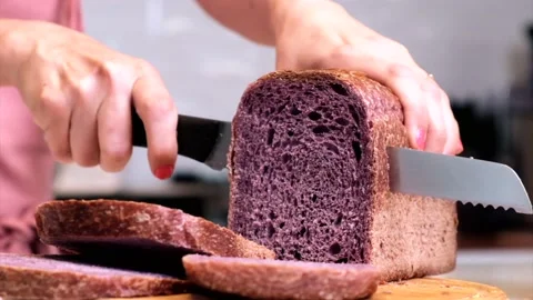Slicing Purple Bread 스톡 동영상 137615980