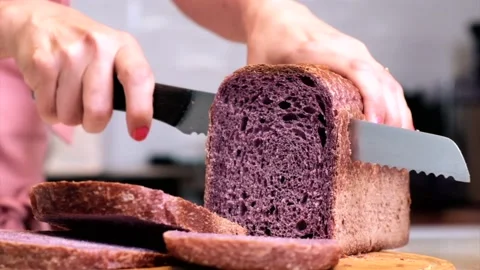 Slicing Purple Bread - Slow Motion 스톡 동영상 137662336
