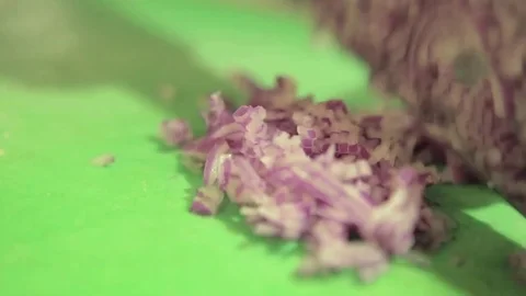 Slicing purple onion Stockbeeldmateriaal 73226946