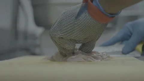 Slicing raw chicken breast with a sharp knife Vídeos de archivo 327072951