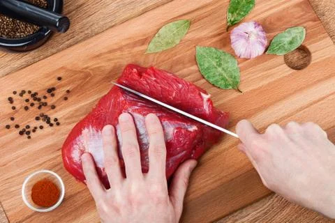 Slicing Raw Meat Foto stock