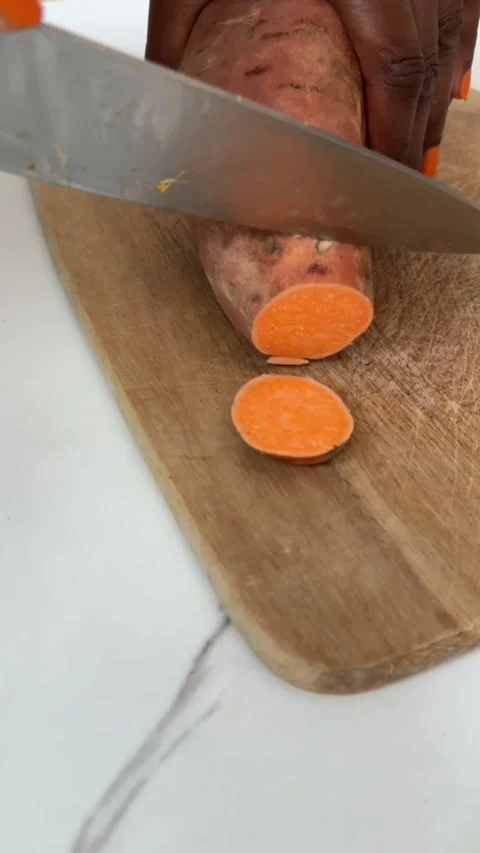 Slicing a raw sweet potato Video stock 289788558