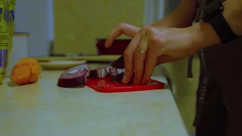 Slicing Red Onion on Cutting Board During Home Cooking Vidéo 341768107