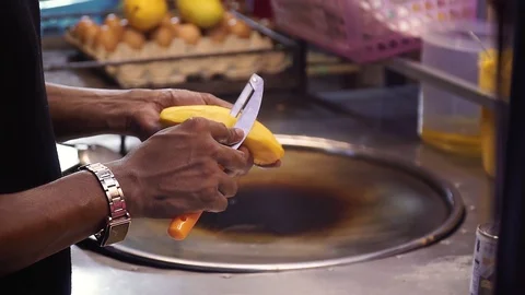 Slicing ripe mangoes in Thailand Видео 110732553