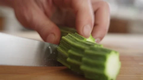 Slicing ripe zucchini with a sharp kitchen knife Video stock 153291793